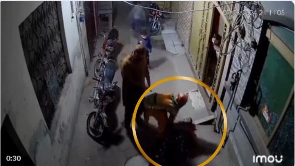 चिकन में कम डाला था मसाला, महिला को बिल्डिंग से फेंका.. पाकिस्तान के लाहौर का खतरनाक वीडियो वायरल