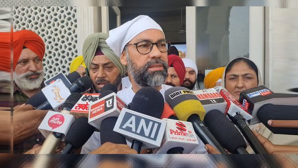 Punjab News: आप के जालंधर प्रत्याशी पवन कुमार टीनू पहुंचे सचखंड श्री दरबार साहिब, माथा टेककर मांगा आशीर्वाद