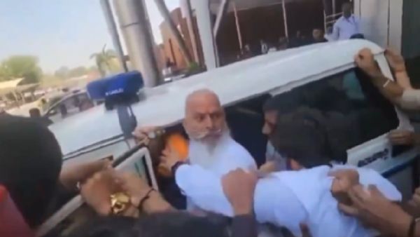 BJP कार्यालय घेरने पहुंचे करणी सेना के राज शेखावत, गुजरात पुलिस ने हिरासत में लिया