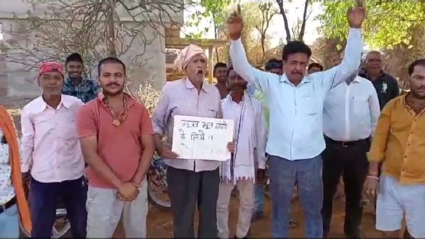 एमपी में 6 सीटों पर मतदान के बीच किसने किया चुनाव बहिष्‍कार, जानें रोड नहीं तो वोट नहीं के कहां लग रहे नारे?