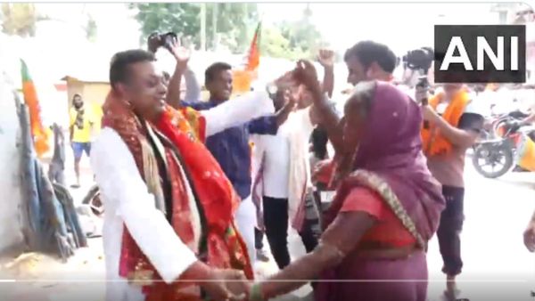 ओडिशा: पुरी में चुनाव प्रचार के दौरान भाजपा प्रत्‍याशी संबित पात्रा ने महिला के साथ किया डांस, देखें VIDEO