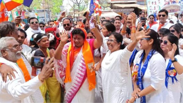 अंबेडकर जयंती पर मंत्री खुद को रोक नहीं पाईं आदिवासियों के साथ लगाए ठुमके, केंद्रीय मंत्री ने भी दिया साथ