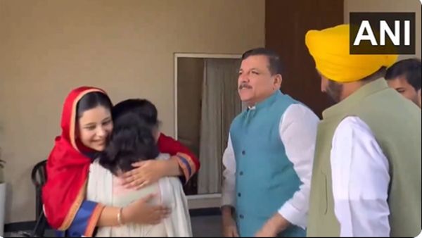 भगवंत मान से उनके घर मिलने पहुंचे संजय सिंह,गले मिले, गोद में उठाया