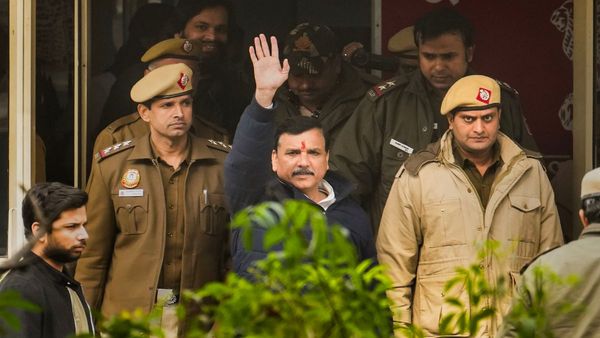 संजय सिंह की जमानत पर AAP बोली-'आखिर में जीत सच की होती है', बीजेपी ने किया पलटवार