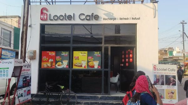 Satna News: लूटेल कैफे में 10 रुपये देकर AC टॉयलेट का उपयोग करें, ईवी चार्जर स्टेशन की सुविधा भी उपलब्ध