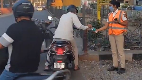 स्कूट में पानी भर ड्यूटी पर तैनात पुलिसकर्मियों की बुझा रहे प्यास, अंकल की नेकी जीत रहा लोगों का दिल, Video