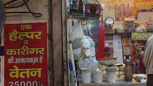 'कई कंपनियों से बेहतर सैलरी', मोमोज शॉप ने हेल्पर की नौकरी के लिए 25 हजार का दिया ऑफर तो बोले यूजर्स