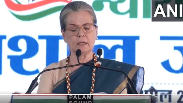 लोकसभा चुनाव 2024: जयपुर में सोनिया गांधी, बोलीं-'देश-लोकतंत्र की मर्यादा का चीरहरण कर रहे हैं मोदी जी'