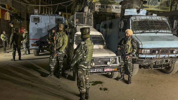 Jammu-Kashmir: उधमपुर में छिपे हुए आतंकियों ने पुलिस पर की गोलाबारी, एक गार्ड घायल, घेराबंदी में जुटी टीम