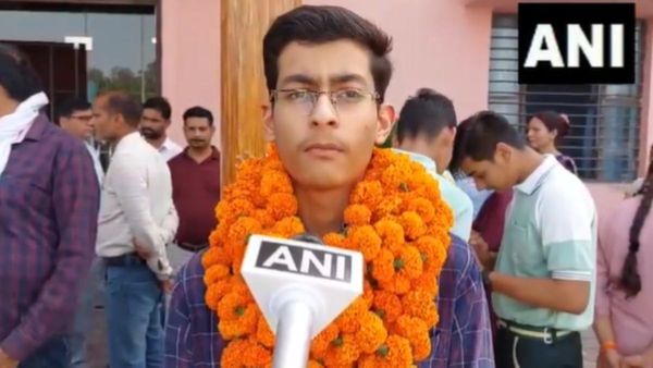 UP Board 12th Result: बागपत के विशु चौधरी ने हासिल की 12वीं में दूसरी रैंक, 97.60% आए नंबर