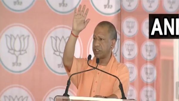 अमरोहा में जमकर गरजे सीएम योगी, बोले- इंडिया गठबंधन को एक-एक वोट के लिए तरसाना है