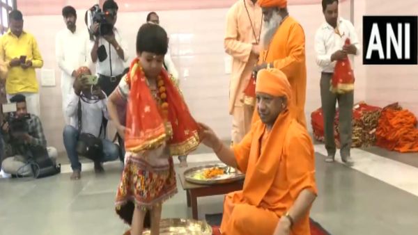 Chaitra Navratri Puja: सीएम योगी ने गोरखनाथ मंदिर में किया विधिवत कन्‍या पूजन, वीडियो आया सामने