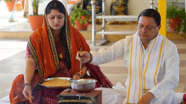 देवभूमि उत्तरखंड में चैत्र नवरात्रि की धूम, सीएम पुष्कर सिंह धामी ने धर्मपत्नी संग की पूजा अर्चना