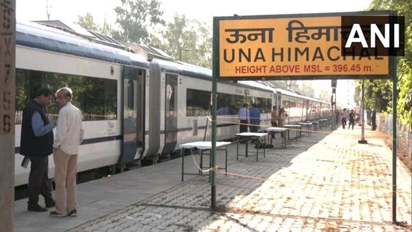 हिमालय के साये में भारतीय रेलवे पहुंचा रहा विकास: बंदे भारत से सुगम हुआ हिमाचल का जन जीवन, मिला पर्यटन को बढाव