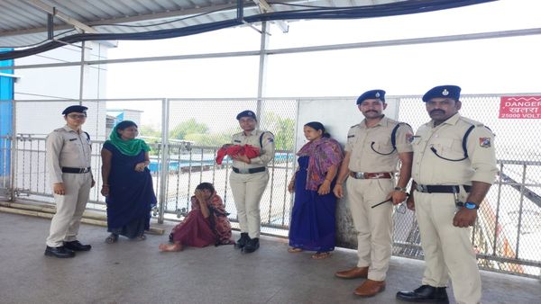 MP News: इटारसी रेलवे स्टेशन पर गूंजी किलकारी, रेलवे पुलिस की मदद से ब्रिज पर एक महिला ने बच्चे को दिया जन्म