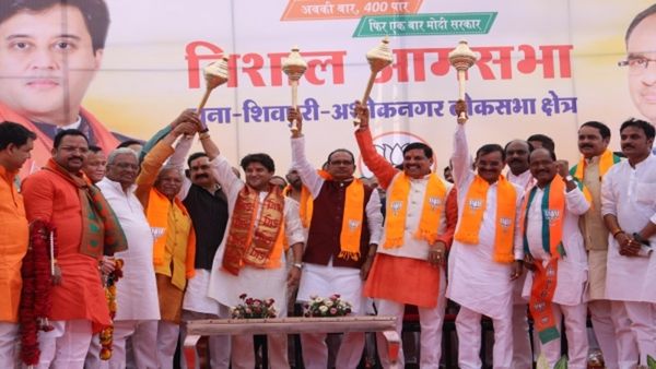 MP News: शिवपुरी में CM मोहन यादव, मंत्री ज्योतिरादित्य सिंधिया और शिवराज सिंह चौहान ने उठाई हनुमान की गदा