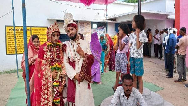 Chhindwara Lok Sabha Chunav 2024: सात फेरे लेने के बाद मतदान करने पहुंचा नवविवाहित जोड़ा