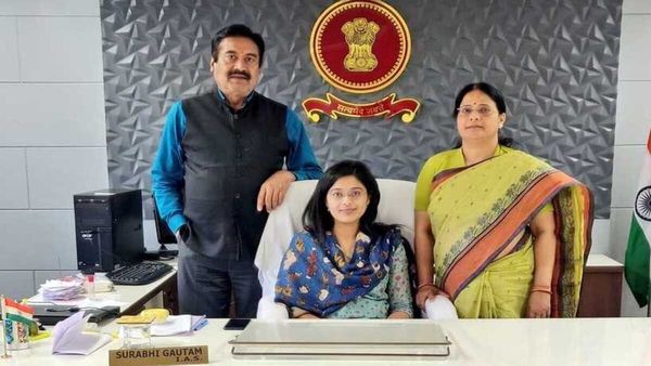 Success Story : गजब है इस IAS की कहानी, कभी कमजोर अंग्रेजी के चलते उड़ता था मजाक, आज बनी लाखों के लिए मिसाल