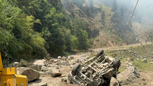 उत्तरकाशी गंगोत्री हाईवे पर चट्टान गिरने से बड़ा हादसा, कई दबे, एक की मौत, आठ घायल