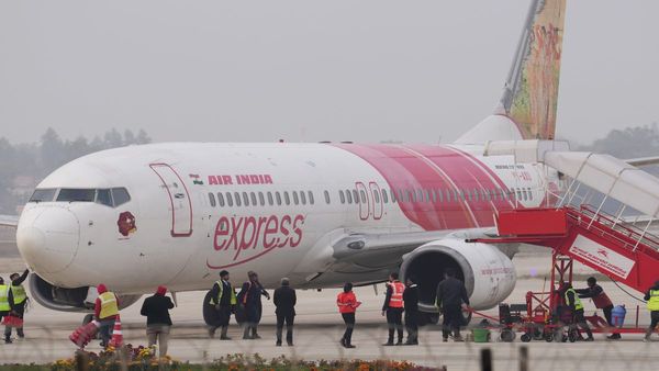 संकट के बीच Air India Express की मदद के लिए आगे आई एयर इंडिया, 20 रूट्स पर फ्लाइट्स का करेगी संचालन