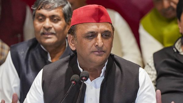 'वो वैक्सीन क्यों दी, जिससे करोड़ों की जान को खतरा', Covishield को लेकर अखिलेश ने BJP को घेरा