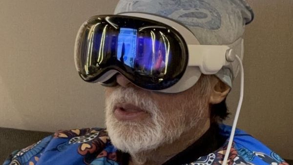 अभिषेक बच्चन ने पिता अमिताभ को दिया नया गैजेट, बिग बी ने शेयर की तस्वीर, कीमत जानकर रह जाएंगे दंग