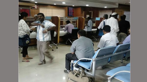 अकाउंट में 99 अरब रुपए देखकर खुशी से 'पगलाया' भानु प्रकाश, भागा-भागा पहुंचा बैंक, कर्मचारियों के भी उड़े होश