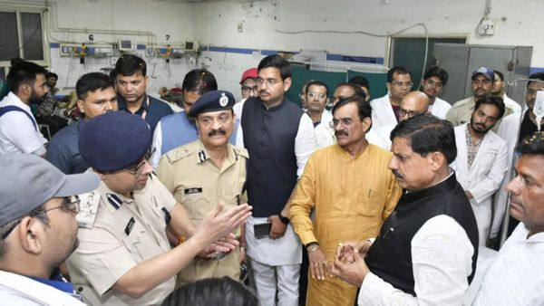 चुनाव ड्यूटी से लौट रहे जवानों से भरी बस दुर्घटनाग्रस्त, 31 से ज्यादा जवान घायल, अस्पताल पहुंचे सीएम मोहन यादव