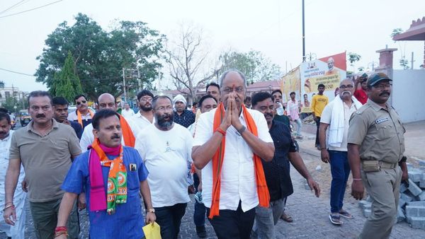 छत्तीसगढ़ के मंत्री बृजमोहन अग्रवाल संबलपुर में किया रोड शो, भाजपा के लिए मांगे वोट