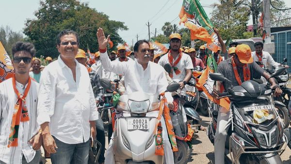 Odisha: सड़कों पर टू व्हीलर चलाते दिखे CG के पूर्व मंत्री राजेश मूणत, BJP की बाइक रैली का किया प्रतिनिधित्व