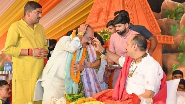 CG: उपमुख्यमंत्री अरुण साव ने सुनी श्री शिवमहापुराण कथा, पंडित प्रदीप मिश्रा को भेंट किया खास उपहार