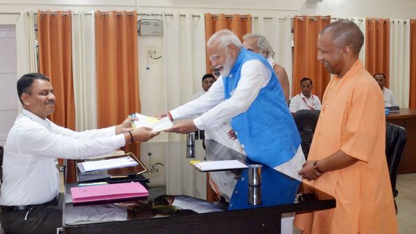 प्रधानमंत्री नरेंद्र मोदी ने वाराणसी में किया नामांकन, साथ में मौजूद रहे सीएम योगी