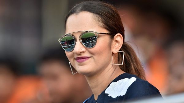 सानिया मिर्जा के 'देश प्रेम' पर सवाल उठाने वालों को मिला जवाब, लोकतंत्र के पर्व में परिवार संग पूरी की ड्यूटी