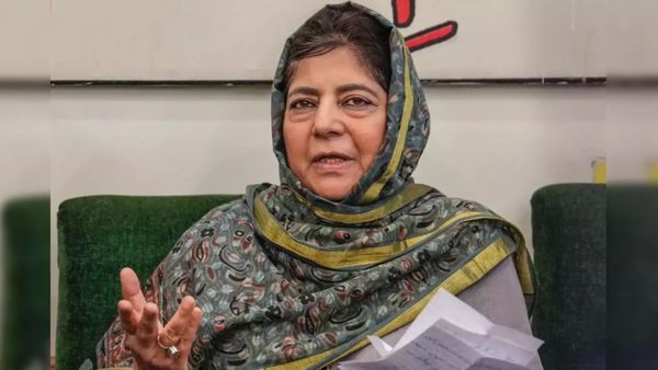 PDP उम्मीदवार महबूबा मुफ्ती ने अनंतनाग-राजौरी में EVM से छेड़छाड़ का लगाया आरोप, धरने पर बैठीं