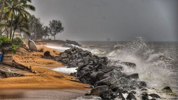 Cyclone Remal: बंगाल के तट से कभी भी टकरा सकता है चक्रवात रेमल, बंगाल सहित कई राज्य हाई अलर्ट पर