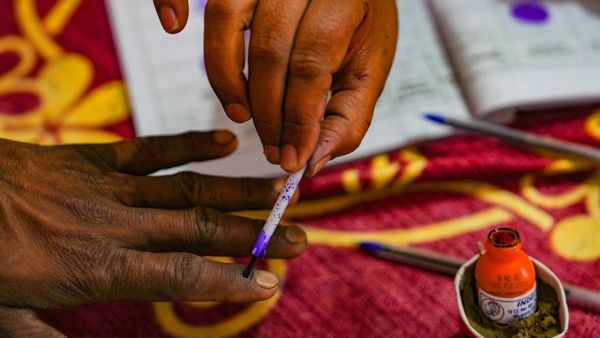 लोकसभा चुनाव में 121 कैंडिडेट निरक्षर, 647 सिर्फ 8वीं पास! जानिए इस चुनाव में खड़े हुए कितने ग्रेजुएट उम्मीदवार