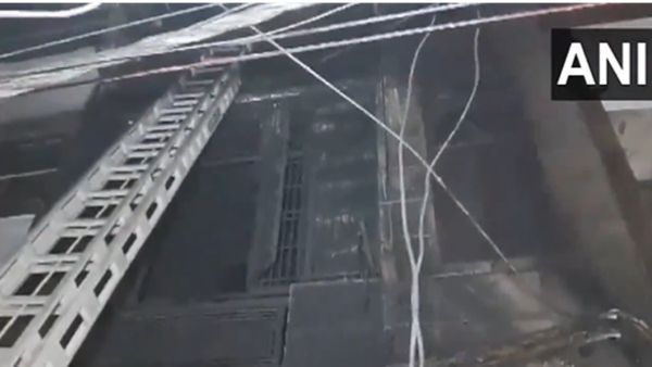 दिल्ली में एक और भीषण हादसा, कृष्णा नगर इलाके में बिल्डिंग में लगी आग, 3 की मौत, कई घायल