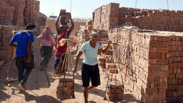 Heatwave: दिल्ली की भीषण गर्मी पर LG का बड़ा फैसला, मजदूरों को दोपहर 12 से 3 बजे तक छुट्टी देने का आदेश