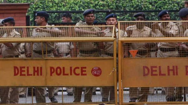 दिल्ली में दमकल विभाग को मिले 60 धमकी भरे मेल, एलजी ने कमिश्नर से की बात