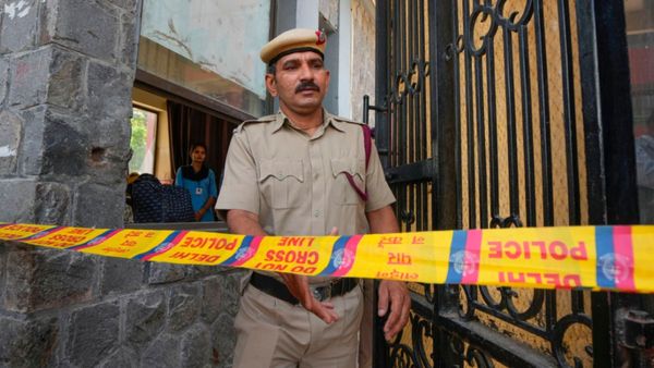 क्या ISIS ने दी थी दिल्ली-NCR के स्कूलों को बम से उड़ाने की धमकी? E-mail ID में ऐसा क्या मिला?