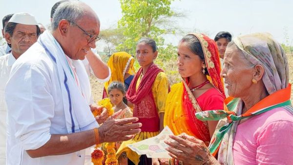 इमोशनल कार्ड या दिग्विजय की गुगली, 'राजा साहब का यह अंतिम चुनाव है' संदेश के क्या मायने