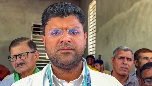 Haryana Political Crisis: कांग्रेस से सेट कर रहे थे दुष्यंत चौटाला, पार्टी में ही आ गई टूट की नौबत!