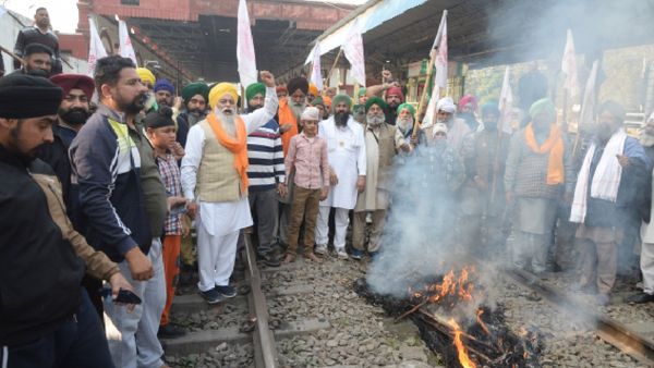 Farmers Agitation: कई महीनों से चल रहा किसानों का रेल-रोको आंदोलन स्थगित, अब 23 मई को निकालेंगे रैली