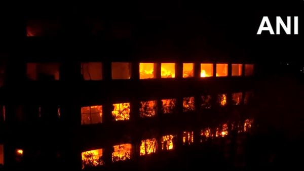 Haryana: गुरुग्राम में कपड़ा फैक्ट्री में लगी आग, पहुंची दमकल की कई गाडियां