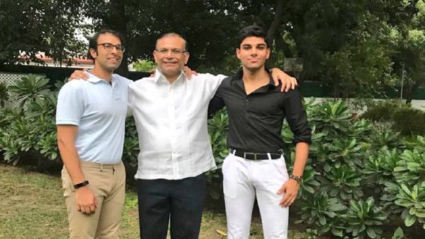मोदी सरकार के पूर्व मंत्री के बेटे ने चुनावों के बीच थामा कांग्रेस का हाथ, पिता का BJP ने काटा था टिकट