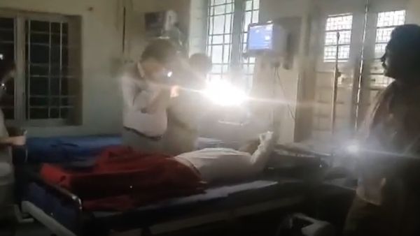 कर्नाटक: सरकारी अस्पताल बदहाल, मोबाइल टॉर्च-मोमबत्ती के सहारे मरीजों का इलाज, बीजेपी ने कांग्रेस पर साधा निशान