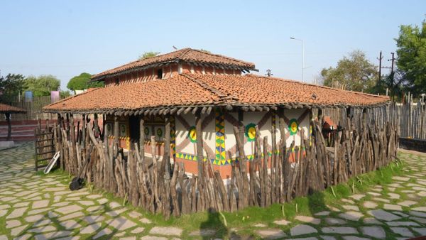 खजुराहो का आदिवासी गांव बना पर्यटकों के लिए आकर्षण का केंद्र, जानें आदिवर्त संग्रहालय की खासियत