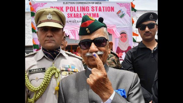 लद्दाख में बंपर वोटिंग! 3 बजे तक हुआ रिकार्ड 61 प्रतिशत मतदान, फर्स्ट टाइम वोटर्स में गज़ब उत्साह