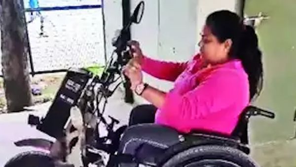 दिव्यांग लेडी को दिल्ली मेट्रो स्टेशन पर नहीं मिली एंट्री, व्हील चेयर भी लिया! CISF ने लिया बड़ा एक्शन