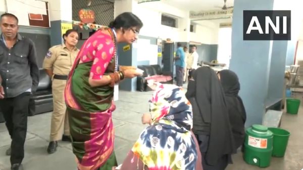 BJP उम्मीदवार माधवी लता ने मुस्लिम महिलाओं के साथ वोटिंग वाले दिन ऐसा क्या किया कि दर्ज हो गया केस?